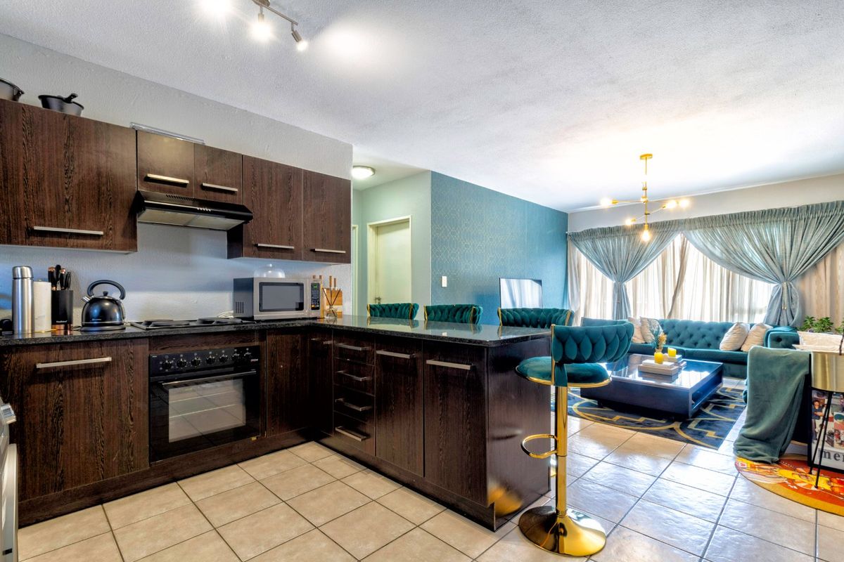 Spacious and Beautifully Maintained Unit, Centrally Located in a Secure Complex in Northgate. - Photo 4