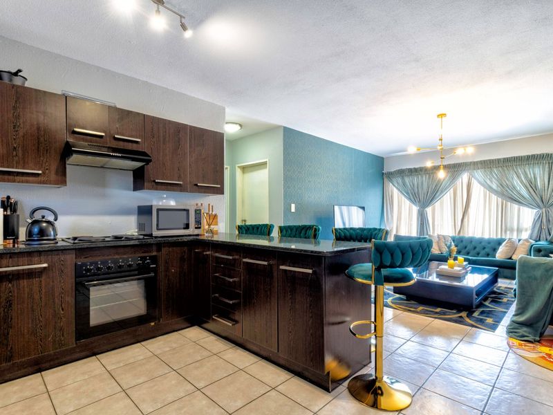 Spacious and Beautifully Maintained Unit, Centrally Located in a Secure Complex in Northgate. - Photo 4