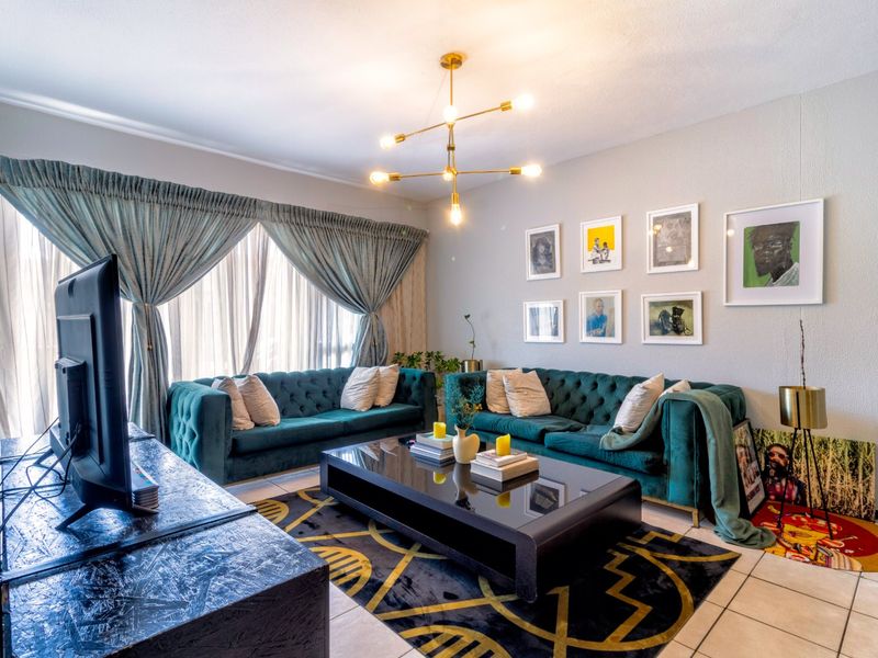 Spacious and Beautifully Maintained Unit, Centrally Located in a Secure Complex in Northgate. - Photo 10