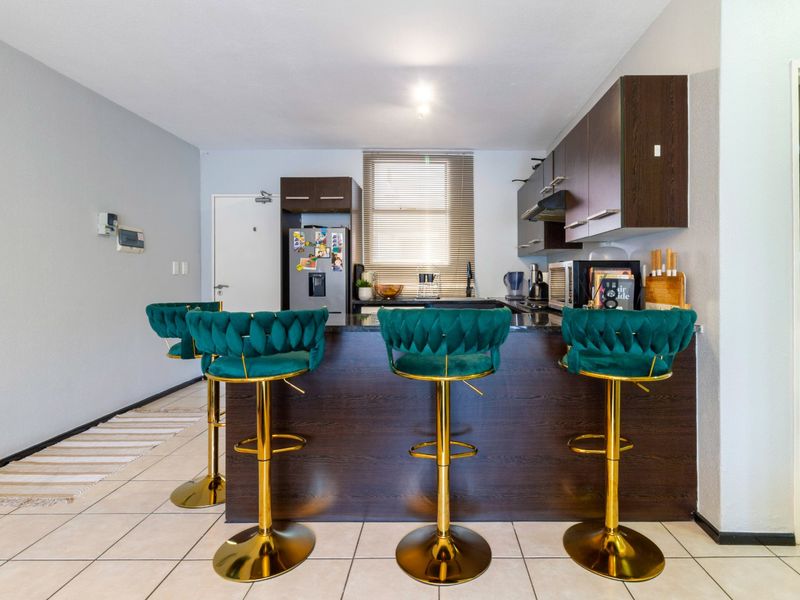 Spacious and Beautifully Maintained Unit, Centrally Located in a Secure Complex in Northgate. - Photo 8
