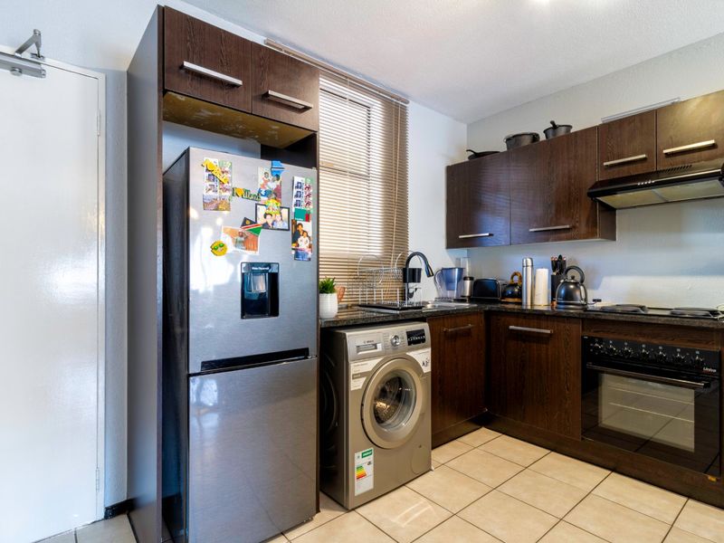 Spacious and Beautifully Maintained Unit, Centrally Located in a Secure Complex in Northgate. - Photo 6