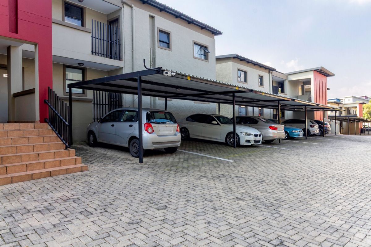 Spacious and Beautifully Maintained Unit, Centrally Located in a Secure Complex in Northgate. - Photo 2