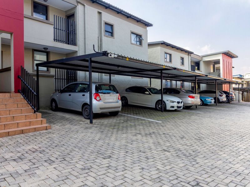 Spacious and Beautifully Maintained Unit, Centrally Located in a Secure Complex in Northgate. - Photo 2