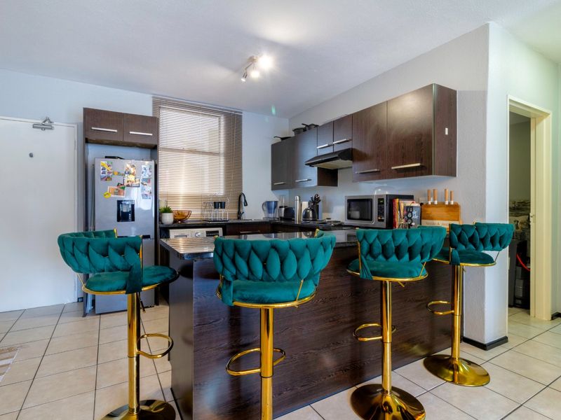 Spacious and Beautifully Maintained Unit, Centrally Located in a Secure Complex in Northgate. - Photo 7