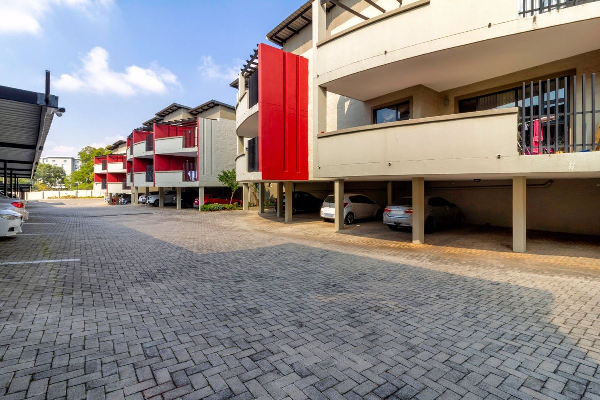 Spacious and Beautifully Maintained Unit, Centrally Located in a Secure Complex in Northgate. - Photo 3