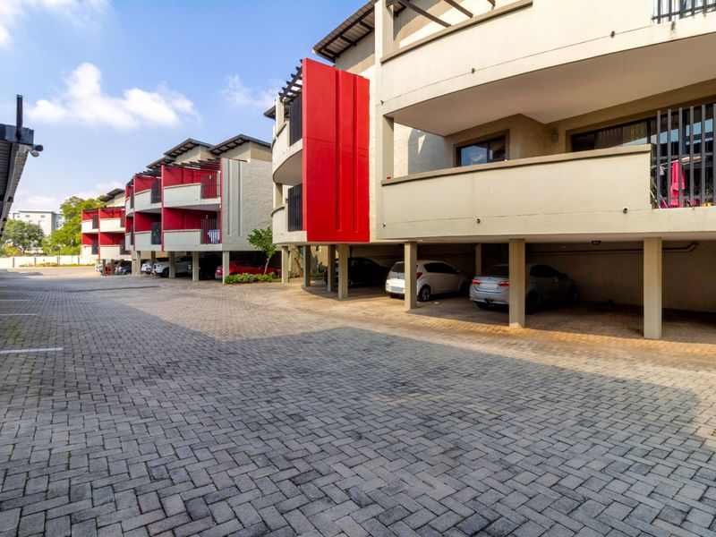 Spacious and Beautifully Maintained Unit, Centrally Located in a Secure Complex in Northgate. - Photo 3