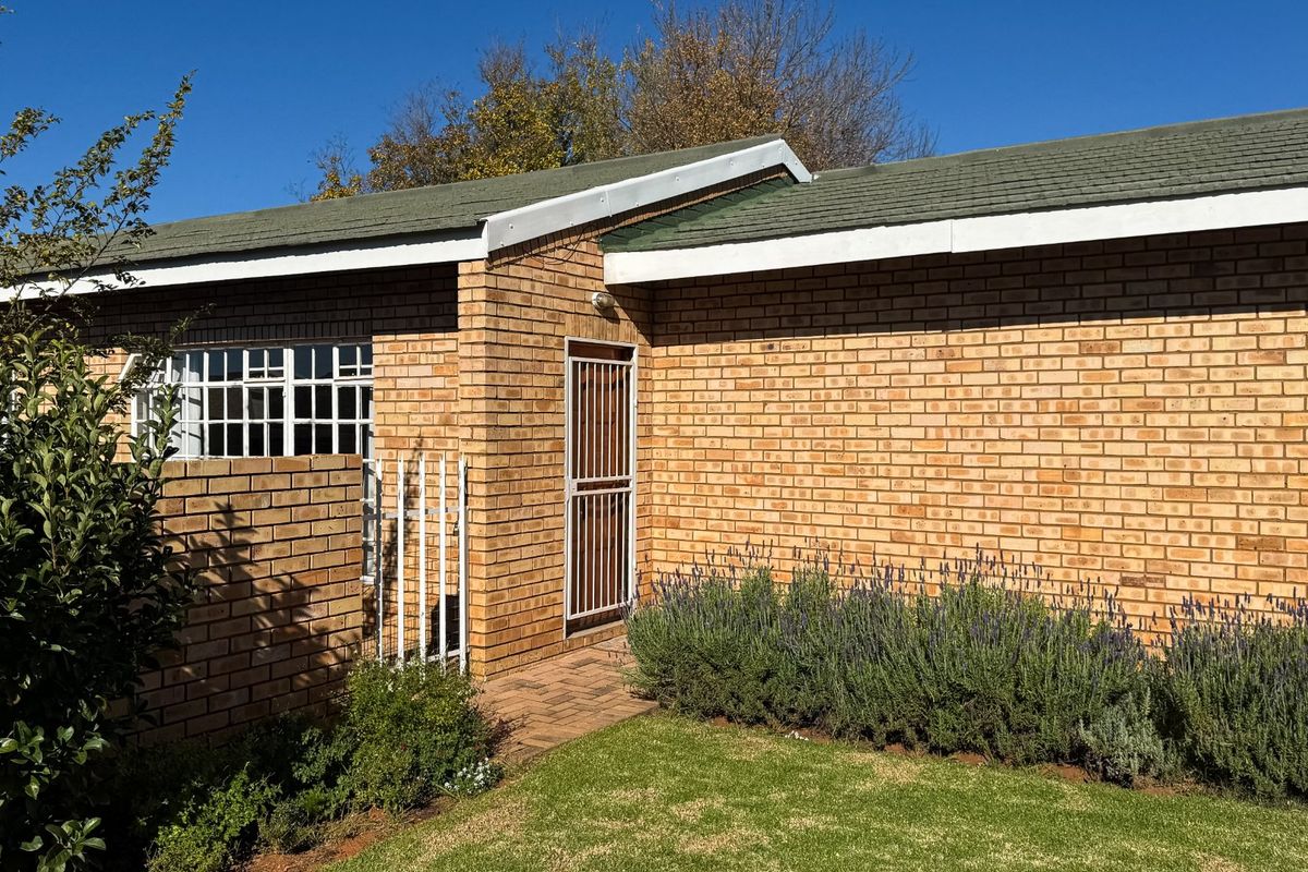Charming Low-Maintenance, Full Title Townhouse - Photo 2