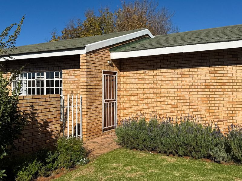 Charming Low-Maintenance, Full Title Townhouse - Photo 2