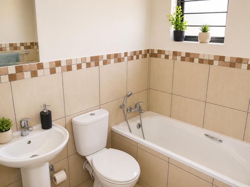 2 bedroom 2 bathroom ground floor apartment for sale in Barbeque Downs - Photo 6