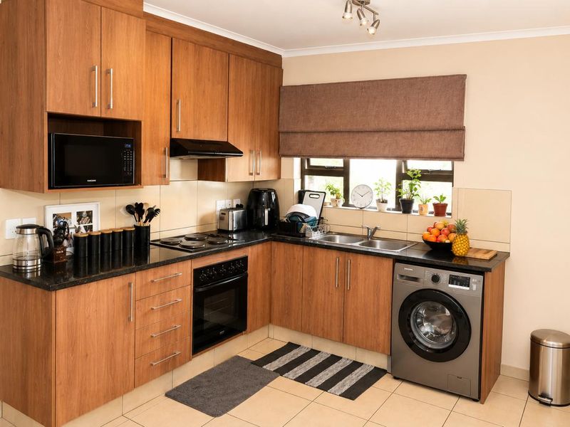 2 bedroom 2 bathroom ground floor apartment for sale in Barbeque Downs - Photo 2