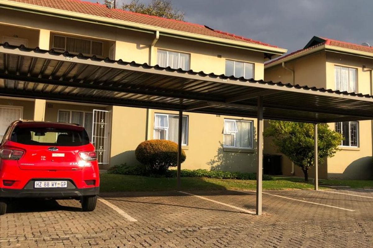 Newly Renovated 2bedroom and 1Bathroom Townhouse at Savona complex - Photo 3