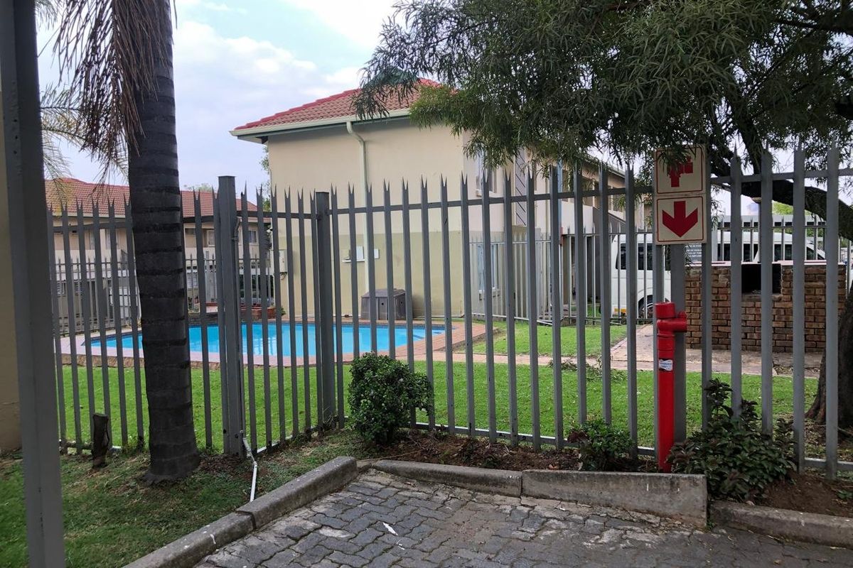 Newly Renovated 2bedroom and 1Bathroom Townhouse at Savona complex - Photo 2