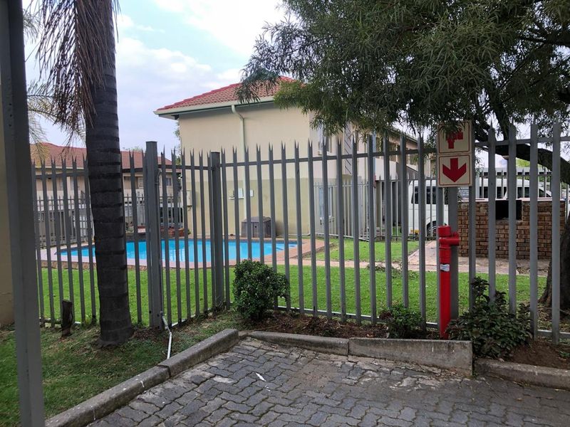 Newly Renovated 2bedroom and 1Bathroom Townhouse at Savona complex - Photo 2