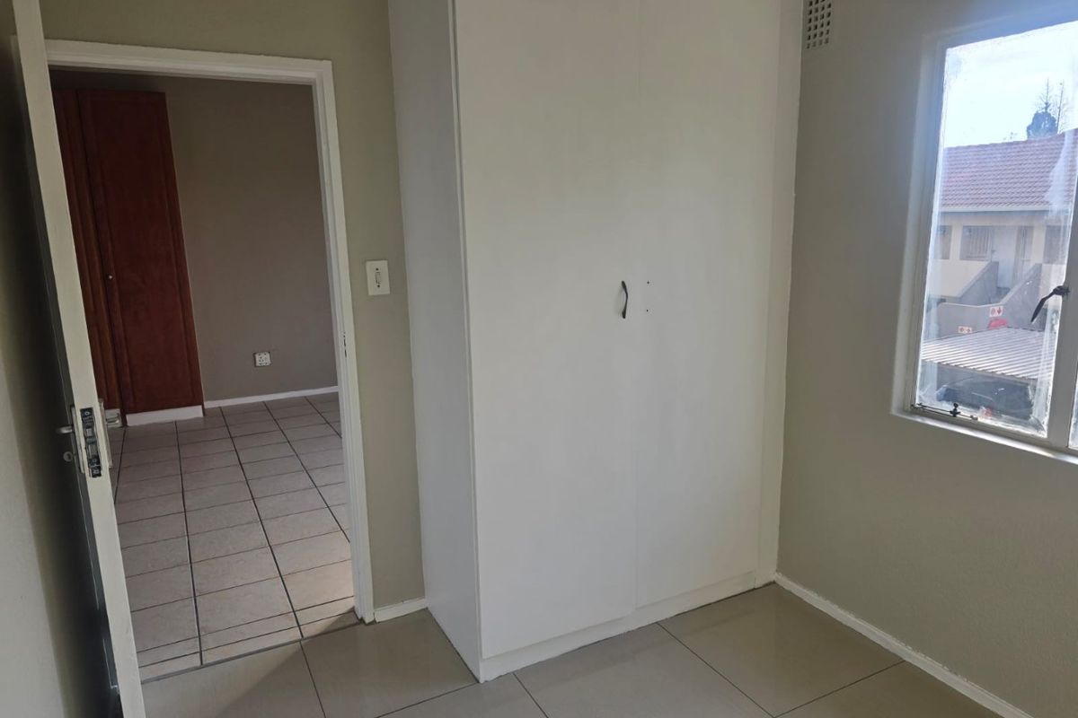 Newly Renovated 2bedroom and 1Bathroom Townhouse at Savona complex - Photo 5