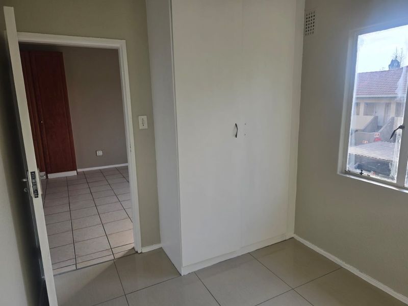 Newly Renovated 2bedroom and 1Bathroom Townhouse at Savona complex - Photo 8