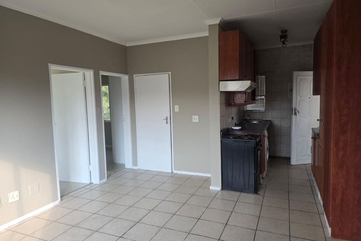 Newly Renovated 2bedroom and 1Bathroom Townhouse at Savona complex - Photo 4