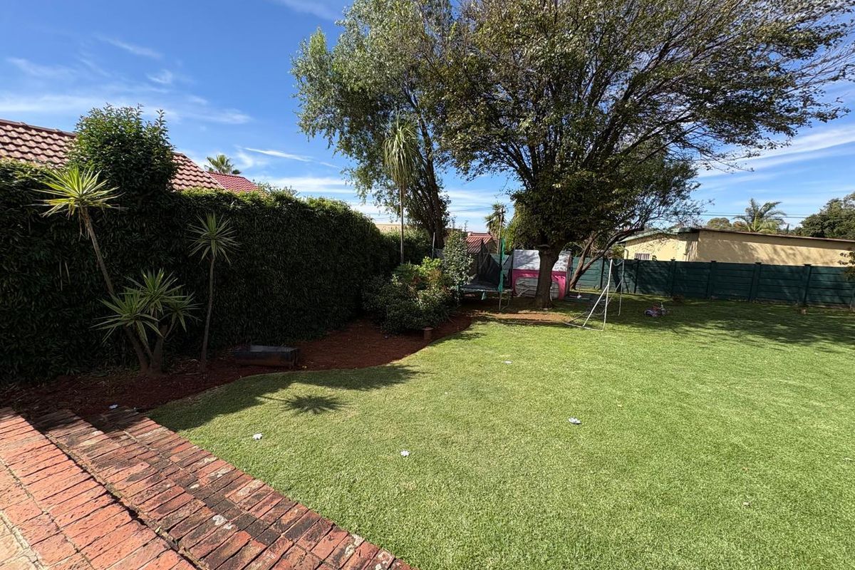 Large 4 bedroom 2 bathroom Family Home - Photo 4