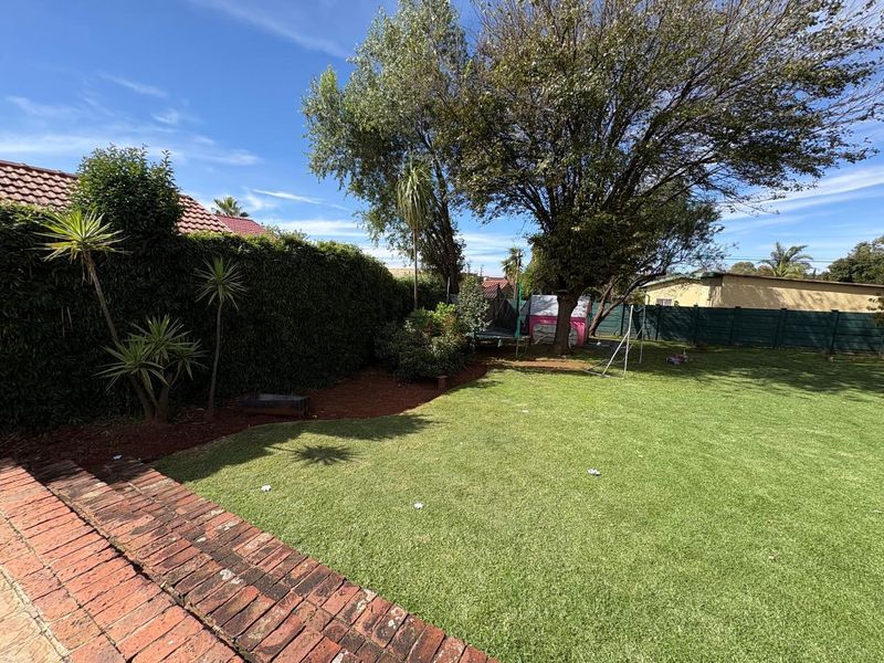 Large 4 bedroom 2 bathroom Family Home - Photo 4