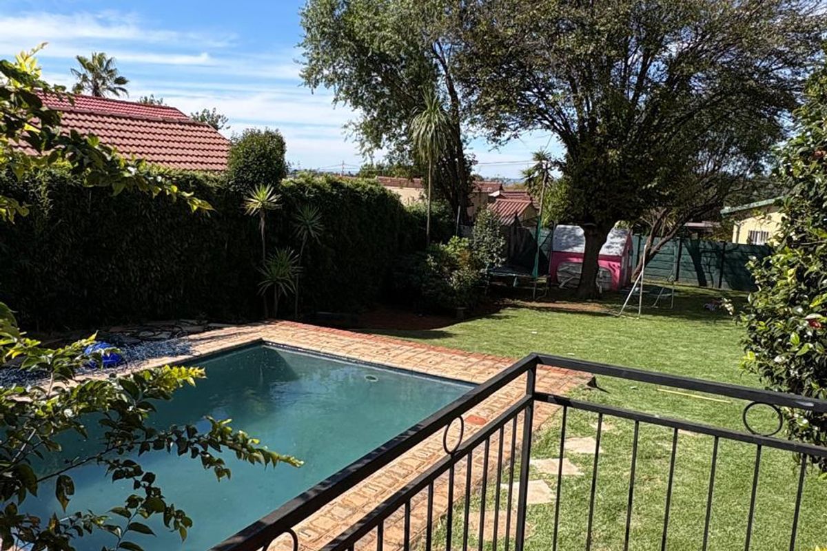 Large 4 bedroom 2 bathroom Family Home - Photo 3