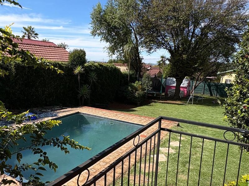 Large 4 bedroom 2 bathroom Family Home - Photo 10