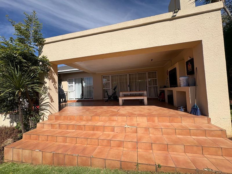 Large 4 bedroom 2 bathroom Family Home - Photo 8
