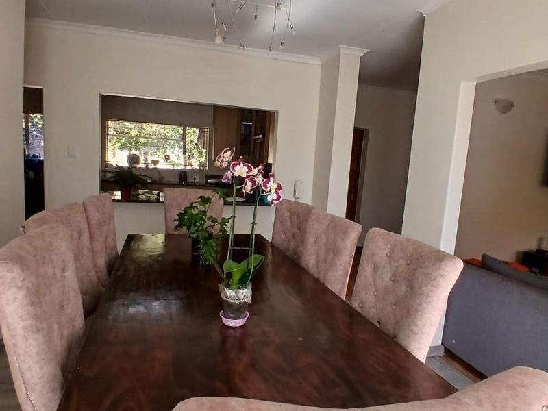 Large 4 bedroom 2 bathroom Family Home - Photo 6