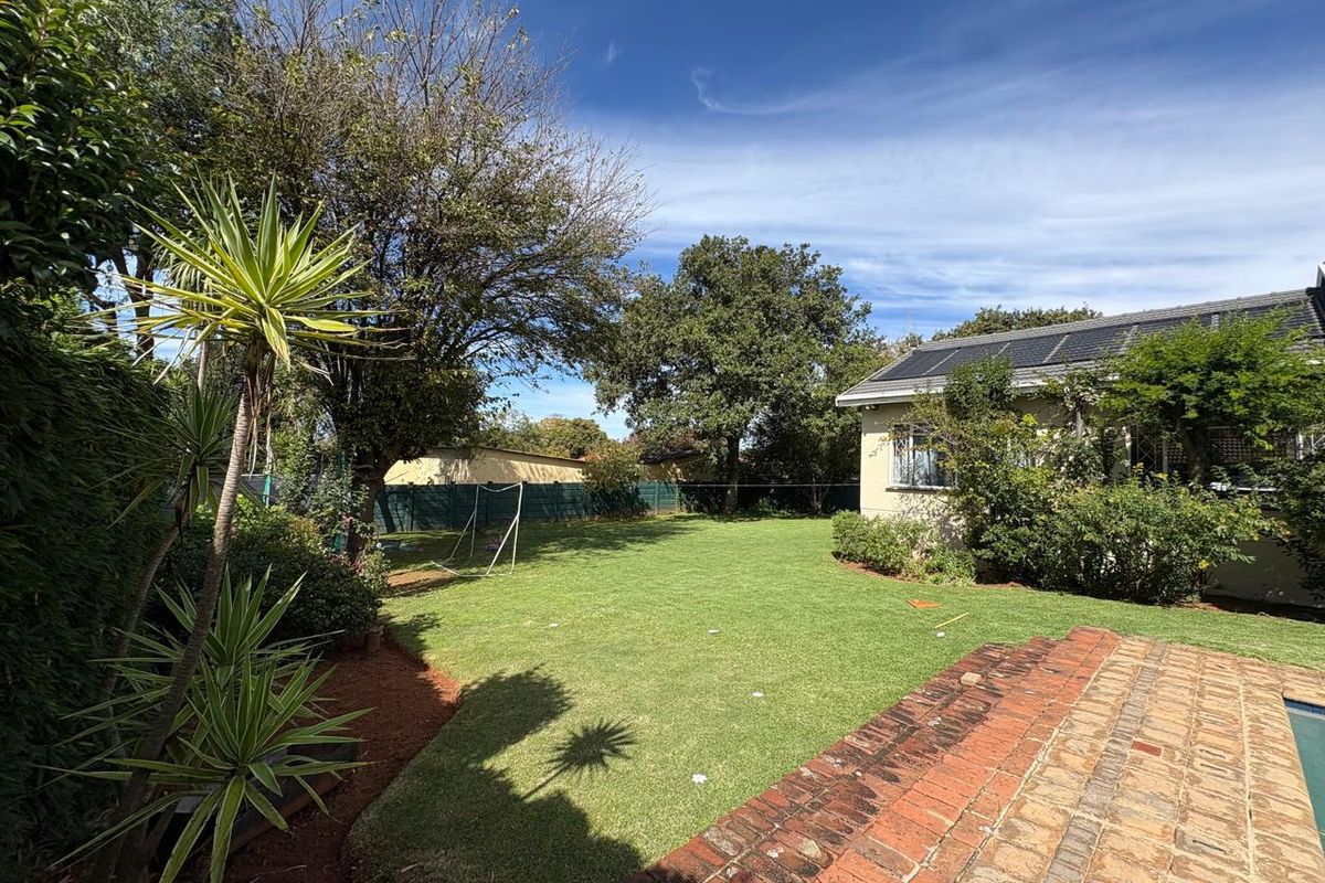 Large 4 bedroom 2 bathroom Family Home - Photo 3