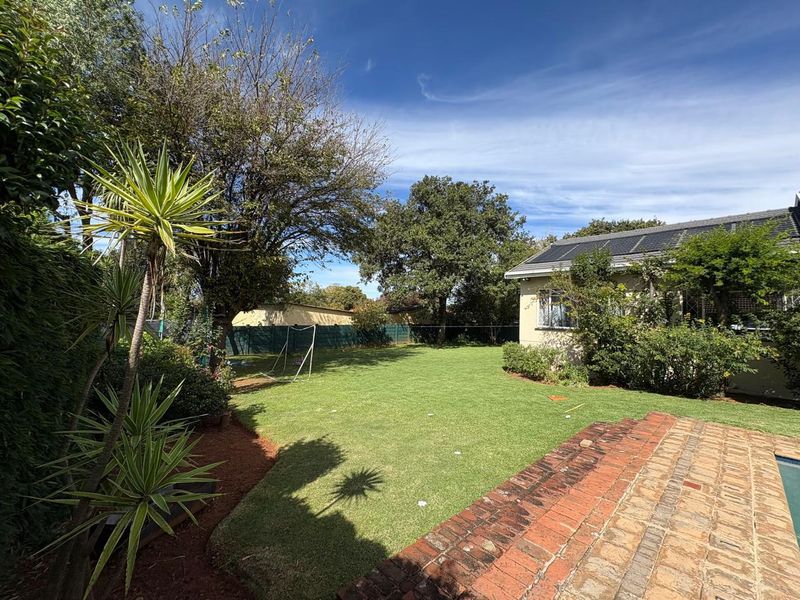 Large 4 bedroom 2 bathroom Family Home - Photo 3