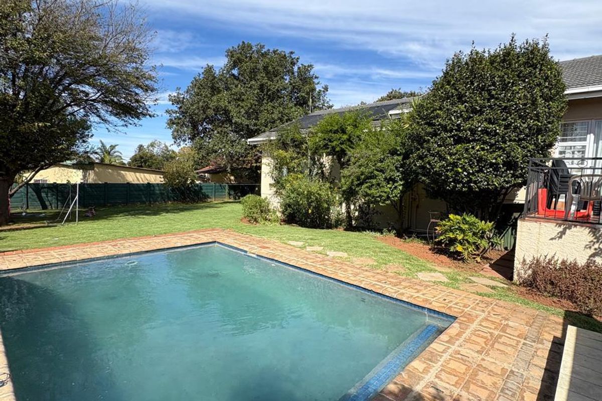 Large 4 bedroom 2 bathroom Family Home - Photo 5