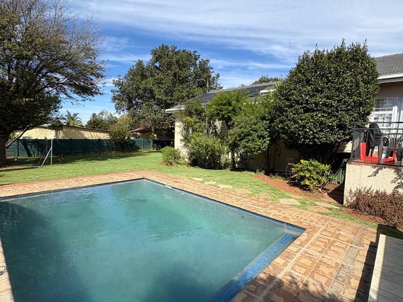 Large 4 bedroom 2 bathroom Family Home - Photo 5