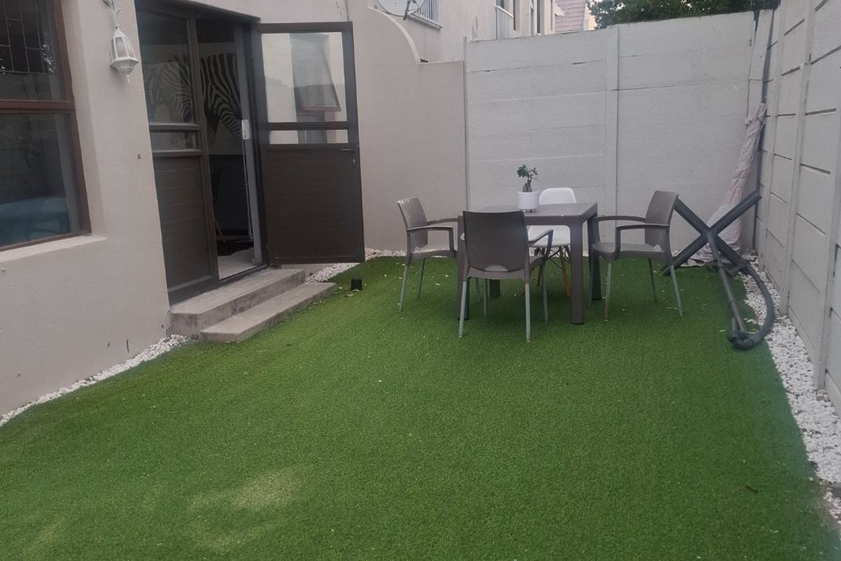 Spacious 3-Bedroom Townhouse with Loft, Private Garden & Extra Living Area - Photo 2