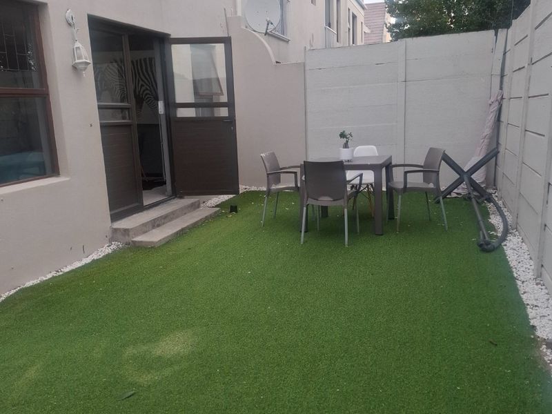 Spacious 3-Bedroom Townhouse with Loft, Private Garden & Extra Living Area - Photo 2