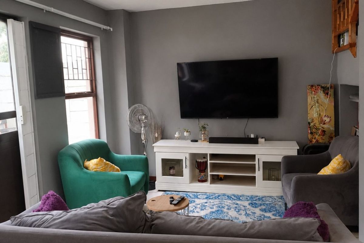 Spacious 3-Bedroom Townhouse with Loft, Private Garden & Extra Living Area - Photo 4