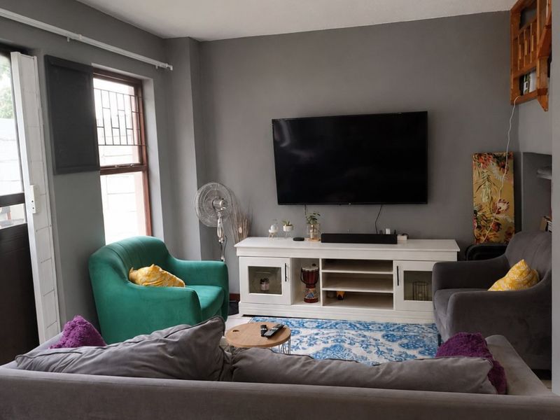 Spacious 3-Bedroom Townhouse with Loft, Private Garden & Extra Living Area - Photo 4