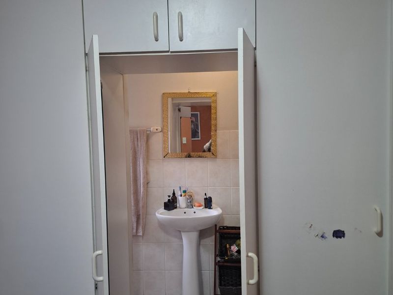 Spacious 3-Bedroom Townhouse with Loft, Private Garden & Extra Living Area - Photo 9