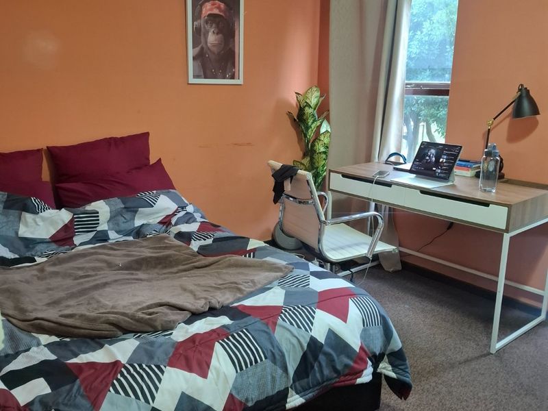 Spacious 3-Bedroom Townhouse with Loft, Private Garden & Extra Living Area - Photo 8