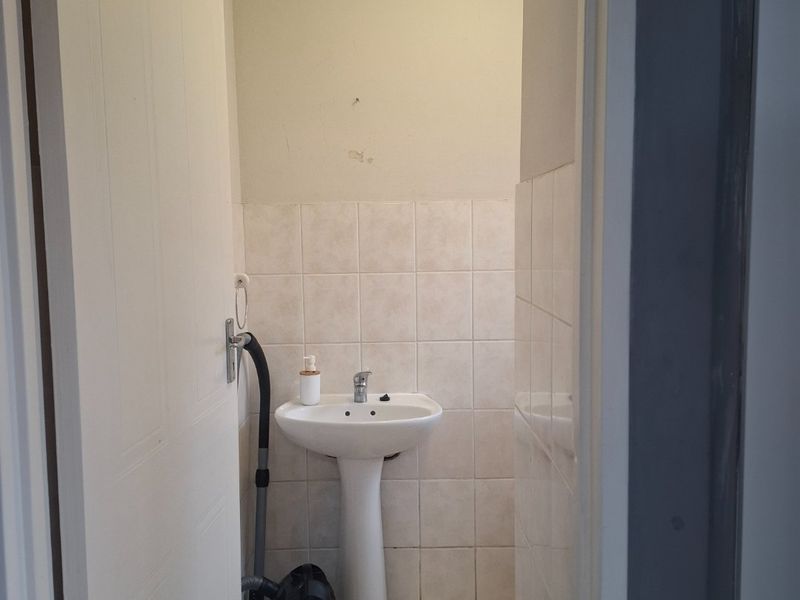 Spacious 3-Bedroom Townhouse with Loft, Private Garden & Extra Living Area - Photo 7
