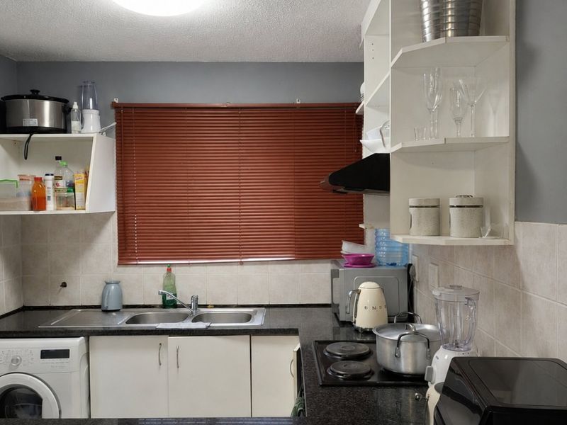 Spacious 3-Bedroom Townhouse with Loft, Private Garden & Extra Living Area - Photo 6
