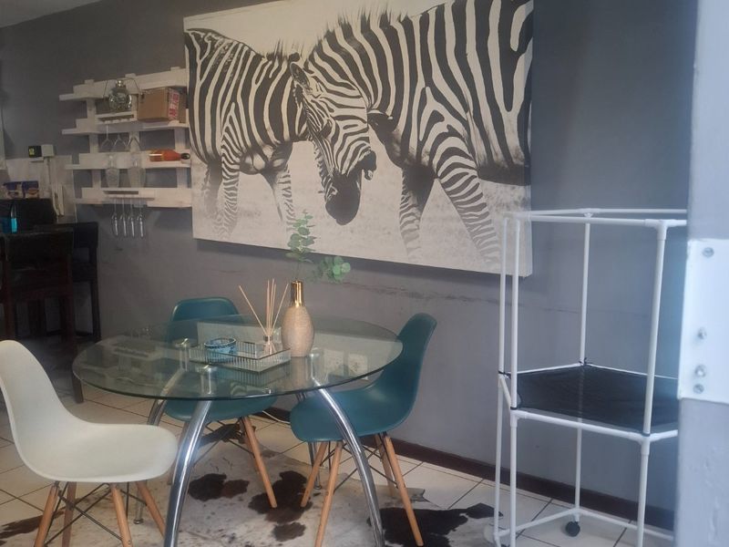 Spacious 3-Bedroom Townhouse with Loft, Private Garden & Extra Living Area - Photo 3