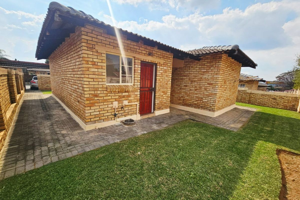 A Beautiful 3 Bedroom 2 Bathroom Simplex for Sale in Heuwelsig Estate  - Photo 2