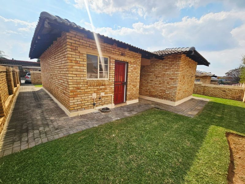 A Beautiful 3 Bedroom 2 Bathroom Simplex for Sale in Heuwelsig Estate  - Photo 2