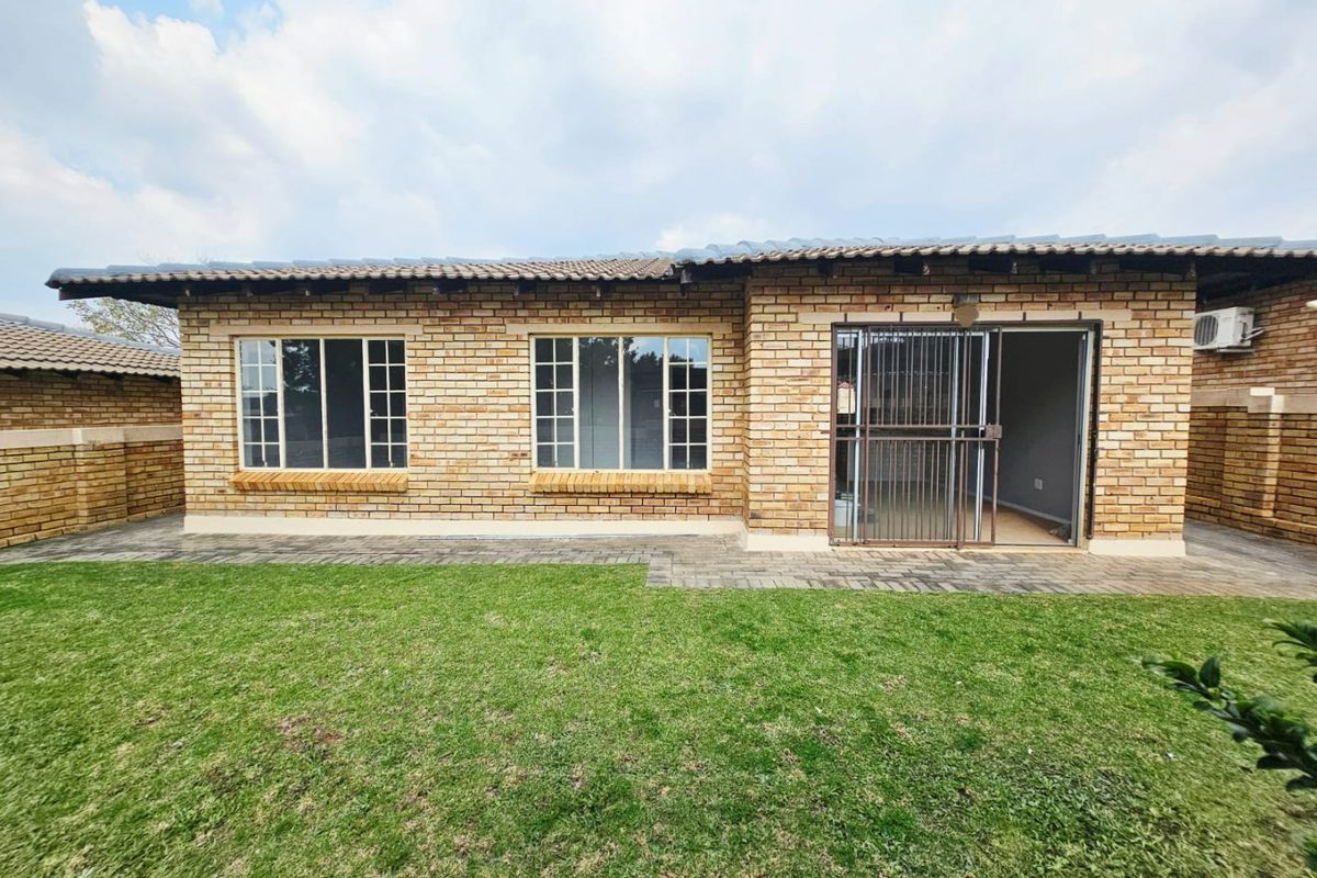 A Beautiful 3 Bedroom 2 Bathroom Simplex for Sale in Heuwelsig Estate  - Photo 3