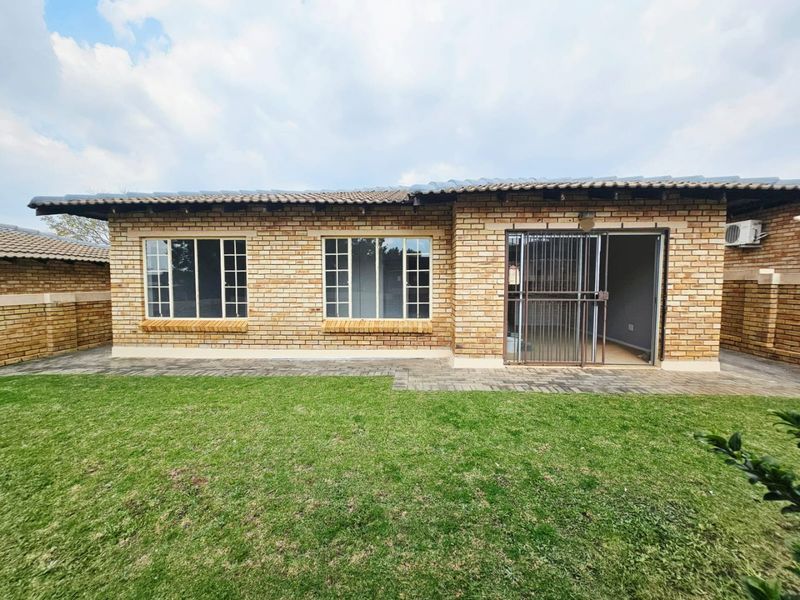 A Beautiful 3 Bedroom 2 Bathroom Simplex for Sale in Heuwelsig Estate  - Photo 3