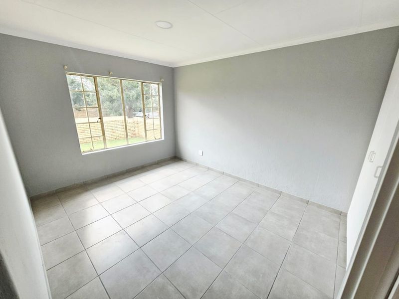 A Beautiful 3 Bedroom 2 Bathroom Simplex for Sale in Heuwelsig Estate  - Photo 10