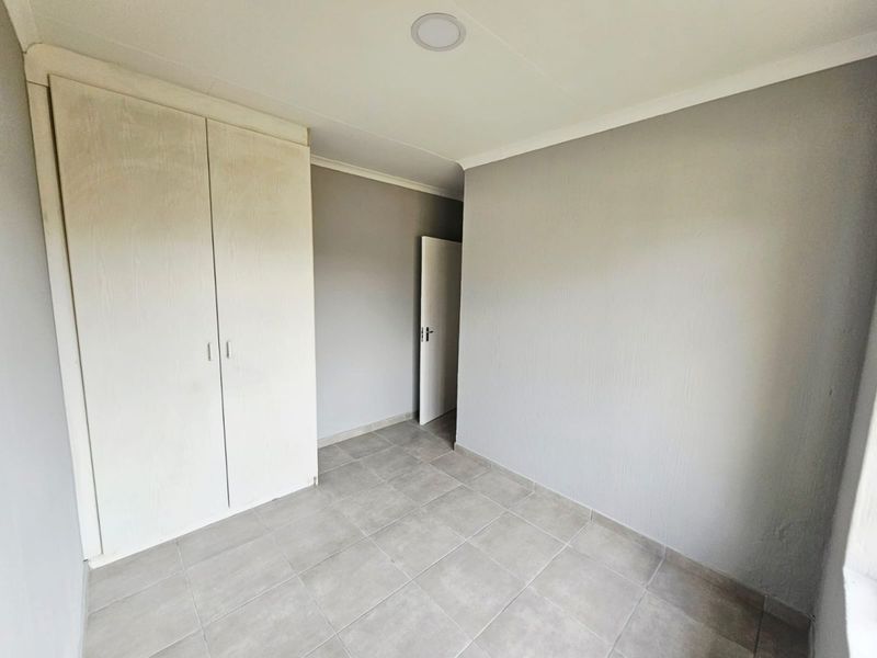 A Beautiful 3 Bedroom 2 Bathroom Simplex for Sale in Heuwelsig Estate  - Photo 9