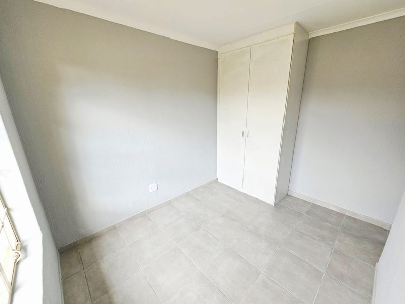 A Beautiful 3 Bedroom 2 Bathroom Simplex for Sale in Heuwelsig Estate  - Photo 8
