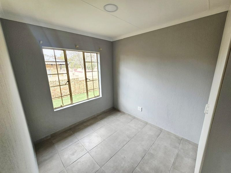 A Beautiful 3 Bedroom 2 Bathroom Simplex for Sale in Heuwelsig Estate  - Photo 7