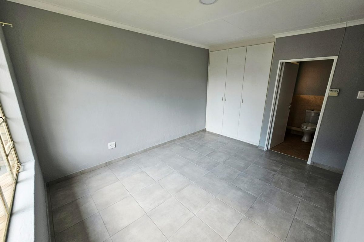 A Beautiful 3 Bedroom 2 Bathroom Simplex for Sale in Heuwelsig Estate  - Photo 5