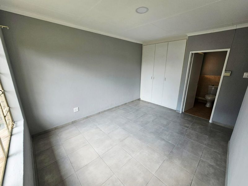 A Beautiful 3 Bedroom 2 Bathroom Simplex for Sale in Heuwelsig Estate  - Photo 5