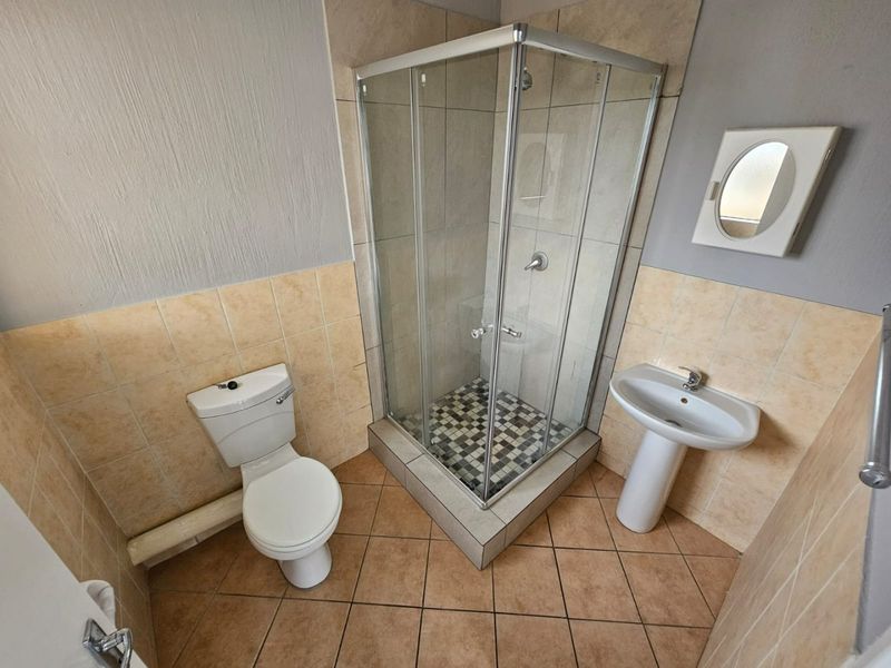 A Beautiful 3 Bedroom 2 Bathroom Simplex for Sale in Heuwelsig Estate  - Photo 6
